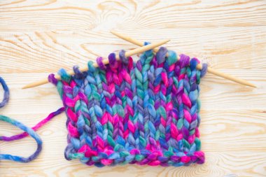 Çok kalın yün ipliği örgü için. Lila, mor, pembe.