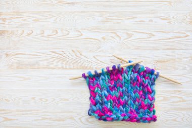 Çok kalın yün ipliği örgü için. Lila, mor, pembe.