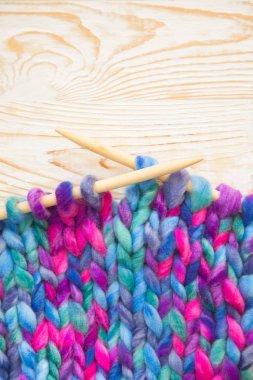 Çok kalın yün ipliği örgü için. Lila, mor, pembe.