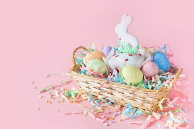 Rus Ortodoks Paskalya. Beyaz ve pembe arka plan. Paskalya kek, Paskalya tavşanı, renkli yumurta.