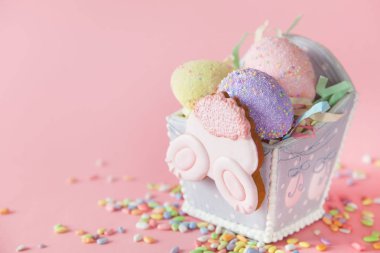 Rus Ortodoks Paskalya. Beyaz ve pembe arka plan. Paskalya kek, Paskalya tavşanı, renkli yumurta.