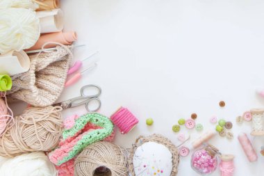 Renkli kumaş, iplik, iplik. Renkli materyaller masanın üzerinde yaratıcı çalışma için. İğne işi yap. Her şey için el yapımı.