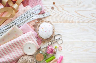 Renkli kumaş, iplik, iplik. Renkli materyaller masanın üzerinde yaratıcı çalışma için. İğne işi yap. Her şey için el yapımı.