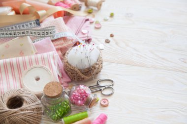 Renkli kumaş, iplik, iplik. Renkli materyaller masanın üzerinde yaratıcı çalışma için. İğne işi yap. Her şey için el yapımı.