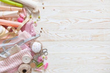Renkli kumaş, iplik, iplik. Renkli materyaller masanın üzerinde yaratıcı çalışma için. İğne işi yap. Her şey için el yapımı.