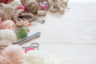Renkli kumaş, iplik, iplik. Renkli materyaller masanın üzerinde yaratıcı çalışma için. İğne işi yap. Her şey için el yapımı.