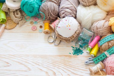 Renkli kumaş, iplik, iplik. Renkli materyaller masanın üzerinde yaratıcı çalışma için. İğne işi yap. Her şey için el yapımı. 