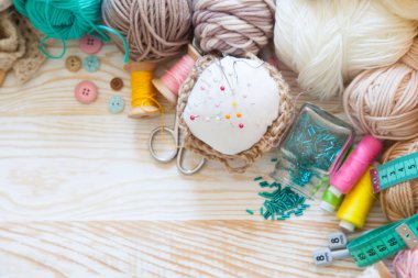 Renkli kumaş, iplik, iplik. Renkli materyaller masanın üzerinde yaratıcı çalışma için. İğne işi yap. Her şey için el yapımı. 