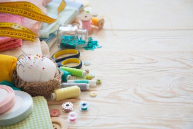 Renkli kumaş, iplik, iplik. Renkli materyaller masanın üzerinde yaratıcı çalışma için. İğne işi yap. Her şey için el yapımı. 