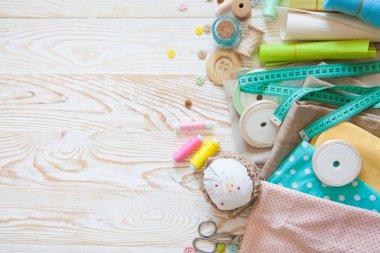 Renkli kumaş, iplik, iplik. Renkli materyaller masanın üzerinde yaratıcı çalışma için. İğne işi yap. Her şey için el yapımı. 