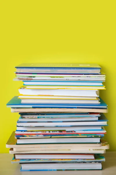 Livros Crianças Estão Uma Estante Livros — Fotografia de Stock