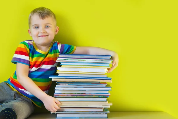 Perto Rapaz Muitos Livros Estante Livros — Fotografia de Stock