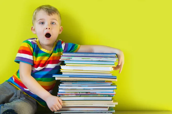 Vicino Ragazzo Sono Molti Libri Libreria — Foto Stock