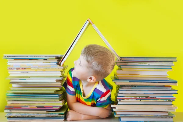 Der Nähe Des Jungen Gibt Viele Bücher Bücherregal — Stockfoto