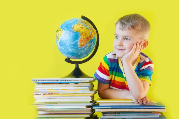 Das Kind Studiert Geographie Auf Der Erdkugel Und Karte — Stockfoto