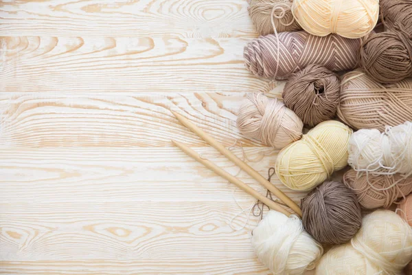 Yarn Beige Brown Gray White Background Aged Wood Knitting Needles — Stock Photo, Image