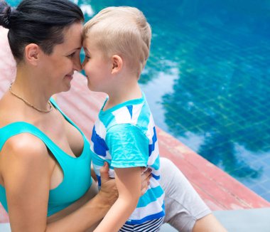 Yoga dersleri. Anne ve oğlu. Hamile kadın
