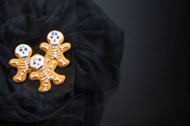 Ölülerin günü. Zencefilli kurabiye. Siyah arka plan. Çerezleri sır.