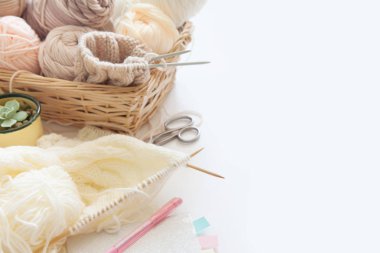 Bir kadının hobi kavramı. Örgü ve evde çalışma. İğne işi ile kazanç.