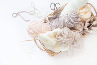 Bir kadının hobi kavramı. Örgü ve evde çalışma. İğne işi ile kazanç.