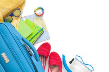 Kadın tatil için seyahat aksesuarlar. Şey, bir yüzme daire, palet, güneş gözlüğü, bir bavul ve bir mayo.