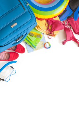 Kadın tatil için seyahat aksesuarlar. Şey, bir yüzme daire, palet, güneş gözlüğü, bir bavul ve bir mayo.