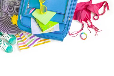 Kadın tatil için seyahat aksesuarlar. Şey, bir yüzme daire, palet, güneş gözlüğü, bir bavul ve bir mayo.