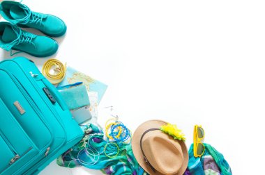 Seyahat aksesuarları, seyahat kavramı arka plan temel tatil öğeler havai görünümü