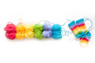 Renkli iplik topları. Yukarıdan bak. Gökkuşağı renkleri. Her renkten. Örgü örmek için iplik. İplik derileri.