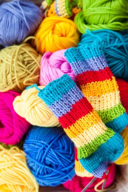 Kadın hobi. İğne işi tığ ve örgü. Bright sepete iplik. Bayan giyimleri kavramı.