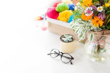 Kadın hobi. İğne işi tığ ve örgü. Bright sepete iplik. Bayan giyimleri kavramı.