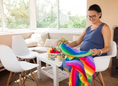 Kadın hobi. İğne işi tığ ve örgü. Bright sepete iplik. Bayan giyimleri kavramı.