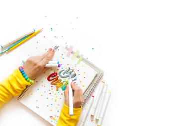 grafik tasarım, el yazısı, yaratma kavramı. ihale küçük elleri kadın ressam süs süslü harfler beyaz çizgili kağıt üzerinde keçeli kalemler ile inscribing.