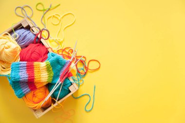 Renkli toplar iplik. Gökkuşağı renkleri. Tüm renkleri. İplik örme için. Skeins iplik.