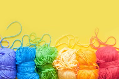 Renkli toplar iplik. Gökkuşağı renkleri. Tüm renkleri. İplik örme için. Skeins iplik.