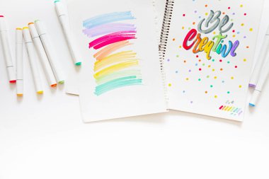 grafik tasarım, el yazısı, yaratma kavramı. ihale küçük elleri kadın ressam süs süslü harfler beyaz çizgili kağıt üzerinde keçeli kalemler ile inscribing.