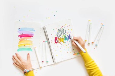 grafik tasarım, el yazısı, yaratma kavramı. ihale küçük elleri kadın ressam süs süslü harfler beyaz çizgili kağıt üzerinde keçeli kalemler ile inscribing.