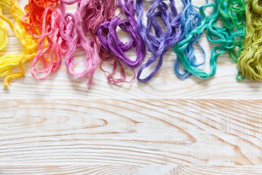 Kalp beyaz tuval üzerine bir çarpı işlemeli. Gökkuşağı konu. Beyaz arka plan. İğne ve makas.