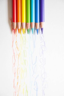 Beyaz arka plan üzerinde izole renkli ahşap kalemler