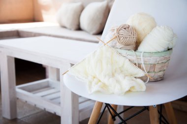 İğne işi için aksesuarlar. Hobi örgü. Kadın iş.