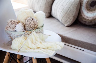 İğne işi için aksesuarlar. Hobi örgü. Kadın iş.