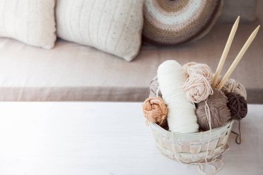 İğne işi için aksesuarlar. Hobi örgü. Kadın iş.