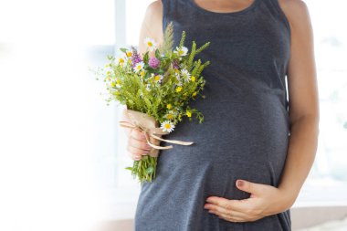 Gebelik. Kır çiçekleri. Açık renkli. Karın dikiş.