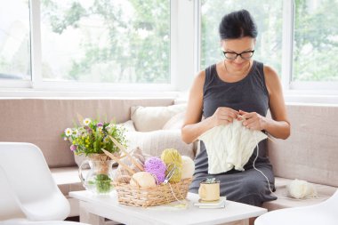 Dikiş ve örgü. Kadın işi kavramı. Hobiler ve ev ödevi.