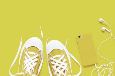 Yeşil bir arka plan üzerinde kısa düşük parlak spor ayakkabı.