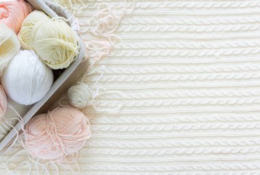 Bir kadının hobi kavramı. Örgü ve evde çalışma. İğne işi ile kazanç.