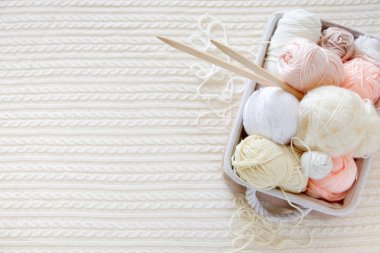 Renkli toplar iplik. Yukarıdan görüntüleyin. Tüm renkleri. İplik örme için. Skeins iplik.