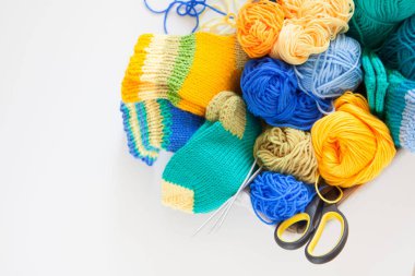 Renkli toplar iplik. Yukarıdan görüntüleyin. Tüm renkleri. İplik örme için. Skeins iplik.