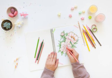 kadın Hobiler ve eğlence kavramı. basit renkli kalemler ile çizim