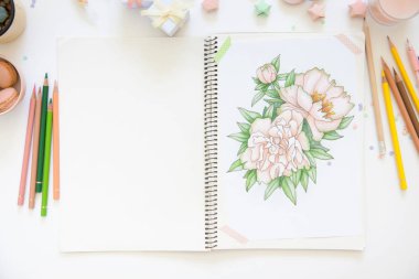 kadın Hobiler ve eğlence kavramı. basit renkli kalemler ile çizim